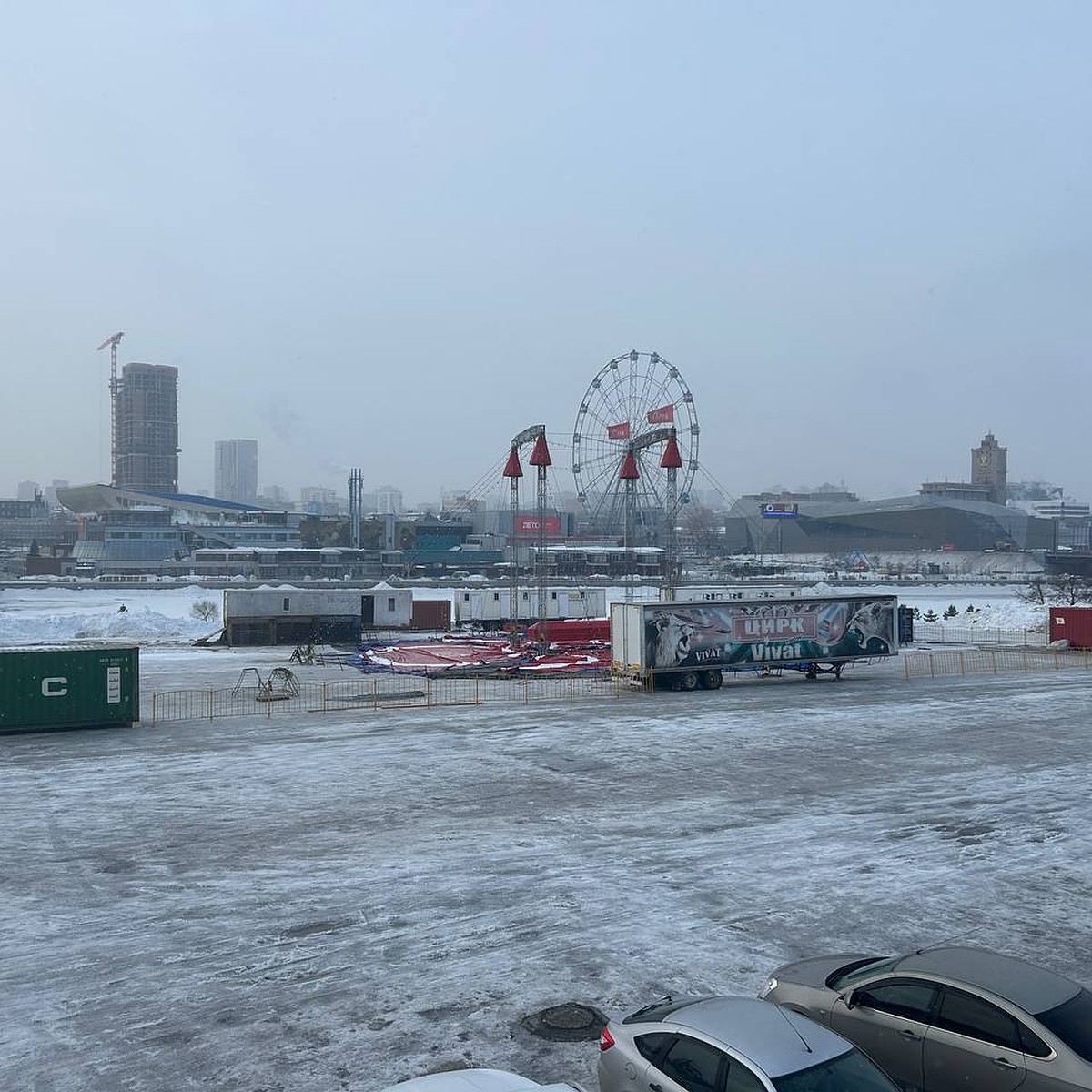 В Челябинске на парковке Торгового центра появился цирк с животными - KP.RU