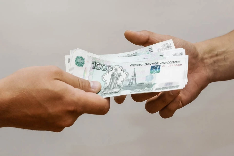 За свою помощь мошенникам курьер получал 10% от суммы.