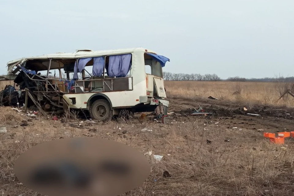 Пять человек погибли, трое получили ранения при подрыве автобуса на мине в поселке Донецкий. Фото: АГ Кировск