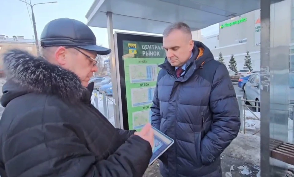 Первый замглавы города Алексей Кудинов и начальник управления по информатике и связи Владимир Чикуров проверили работу камер и табло