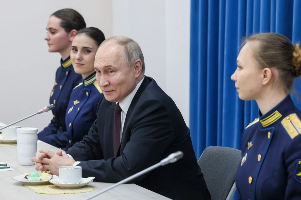 Краснодар. Президент РФ Владимир Путин в Краснодарском высшем военном авиационном училище летчиков. Фото: Михаил Метцель/POOL/ТАСС