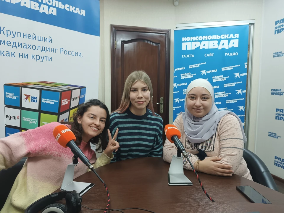 Эрика, Мишель и Диана в студии радио "КП-Севастополь"