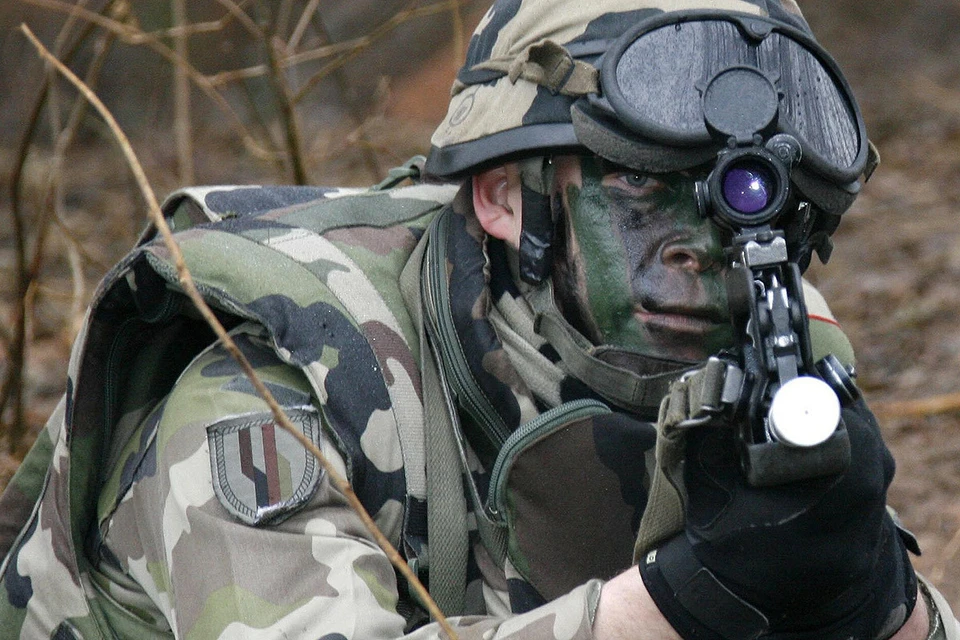 Французский солдат во время учений НАТО.
