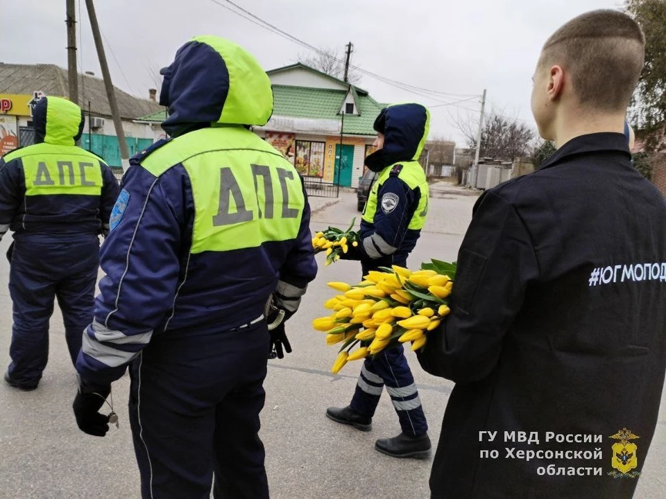 Автоледи 8 марта получают приятные подарки ФОТО: ГУ МВД России по Херсонской области