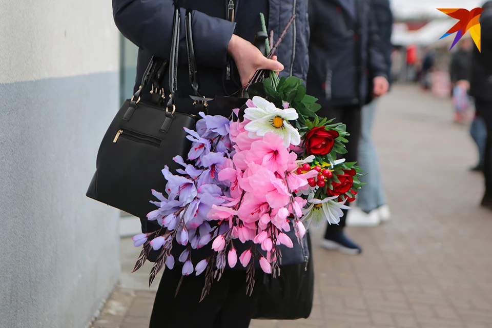 Воровки продавали в Гомеле цветы с могил. Фото используется в качестве иллюстрации