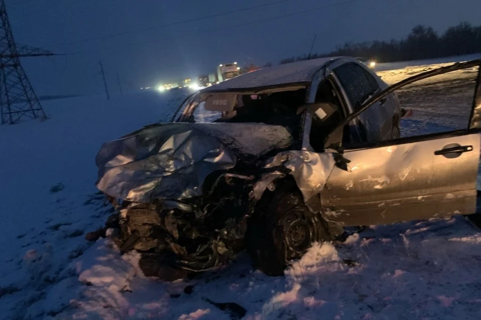 Водитель автомобиля Mitsubishi Lancer выехал на встречную полосу