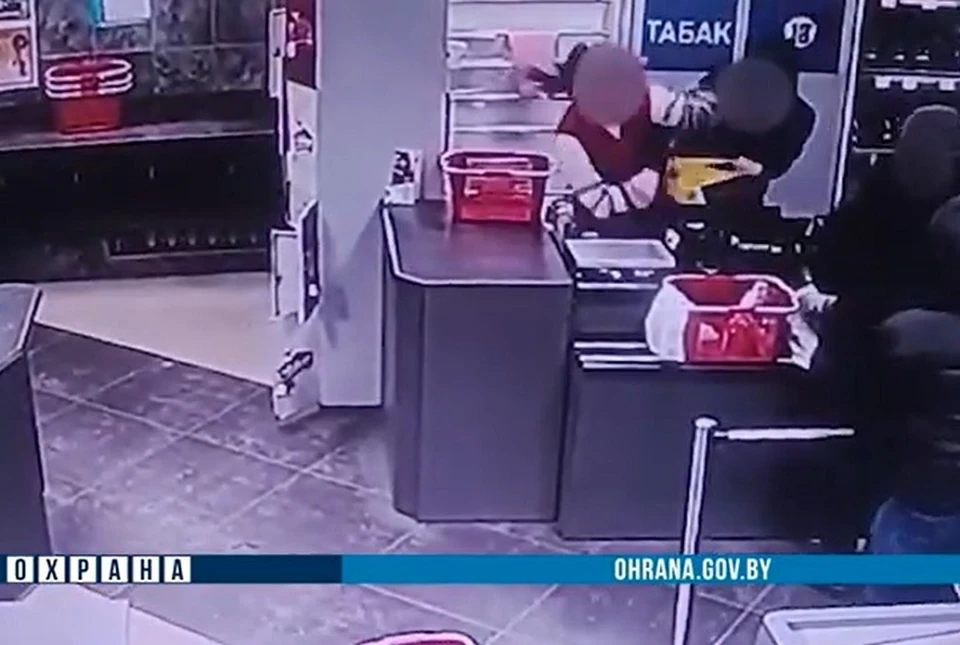Подросток с ножом напал на кассира в магазине. Фото: стоп-кадр | видео Департамент охраны МВД.