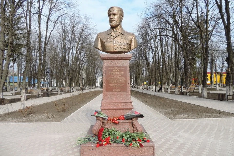 В центре Волновахи установлен памятник Герою России и ДНР Владимиру Жоге. Фото: Администрация Волновахского м.о.