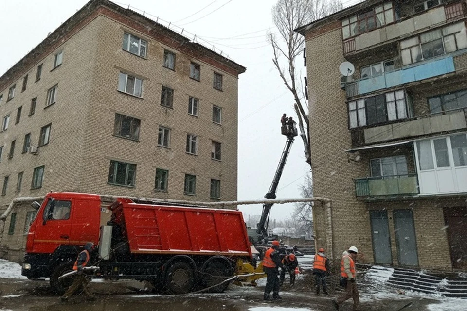 «Луганскжилком» с начала года провел ремонт кровли на 44 домах. Фото - администрация Луганска