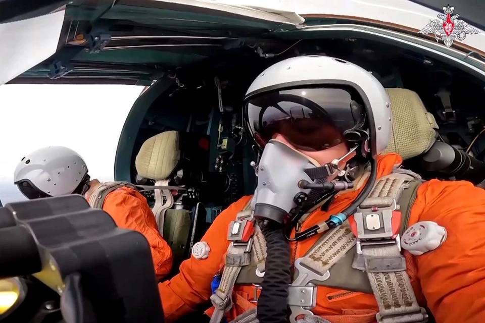 Армейской авиацией, беспилотными летательными аппаратами, ракетными войсками и артиллерией нашей группировки войск за сутки были уничтожены: склад топлива и семь пунктов управления беспилотниками ВСУ.