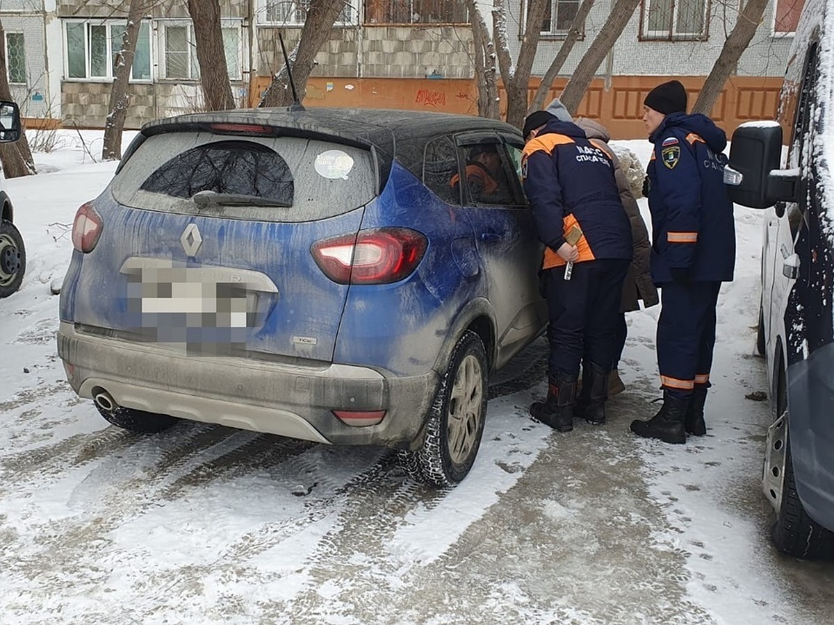 В Новосибирске двухлетний ребенок оказался заперт в машине - KP.RU