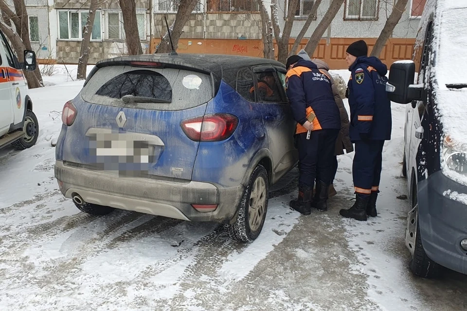 В Новосибирске двухлетний ребенок оказался заперт в машине.