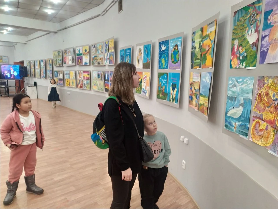 В Карагандинском областном музее изобразительного искусства проходит отчетная выставка детских работ «Ризашылық — мейірімділік бұлағы» творческого центра «Тоғжан».