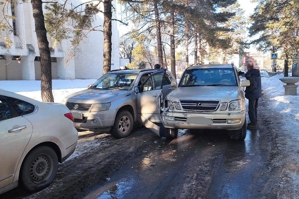 «Лексус» врезался в открытую дверь припаркованной машины в Хабаровске Фото: Госавтоинспекция Хабаровска