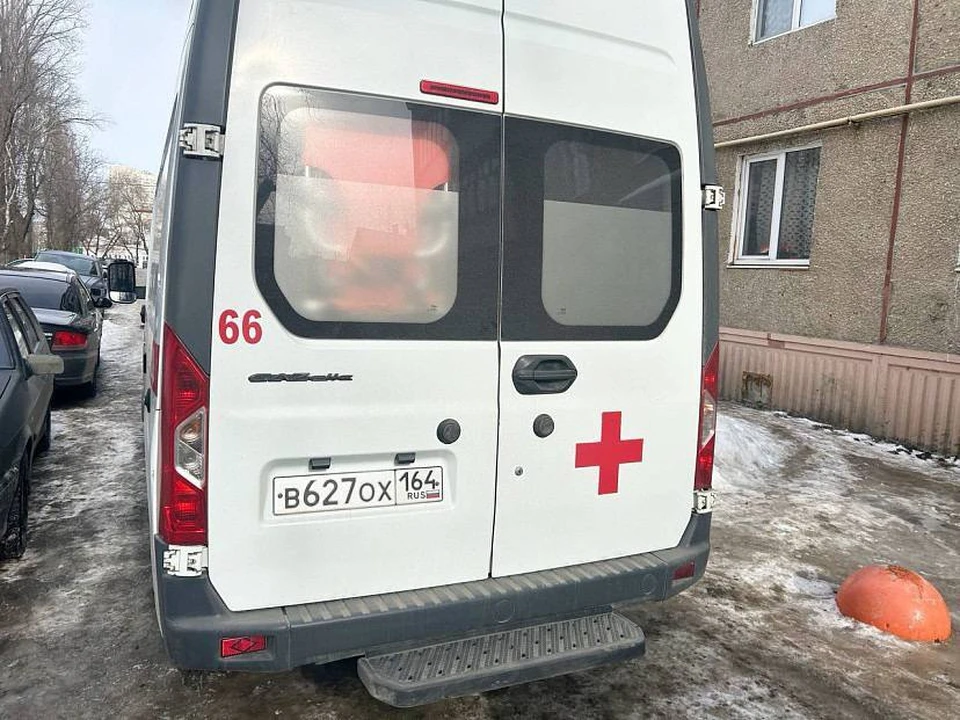 В Саратове пожилой мужчина разбился насмерть при падении с высоты. (Фото: телеграм-канал «Саратов (Ленинский район)»)