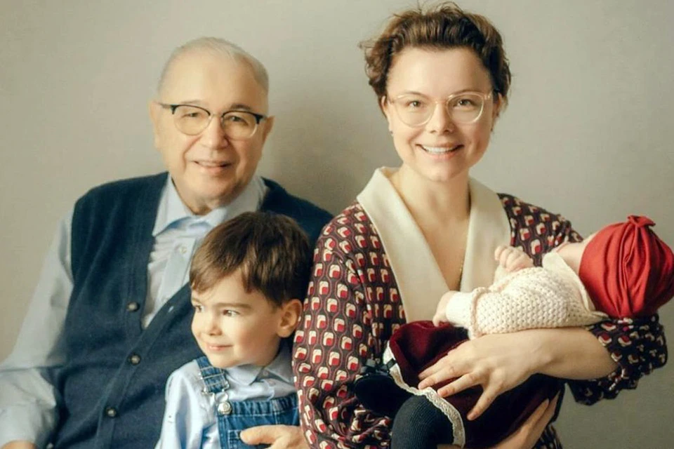Евгений Петросян с семьей