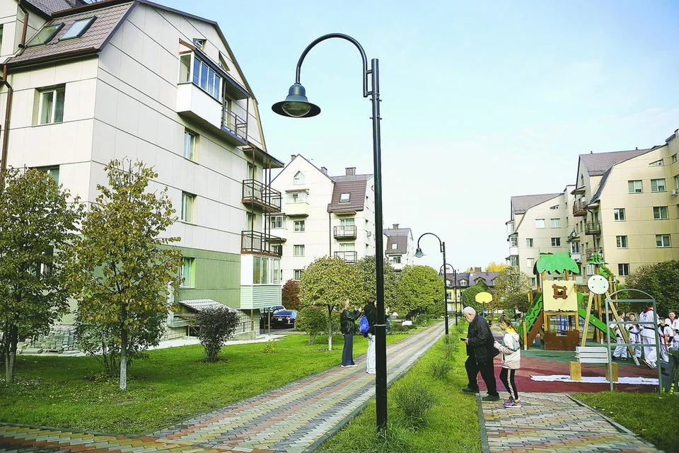 В Зеленом Бору появились цветная тротуарная плитка и ретрофонари.