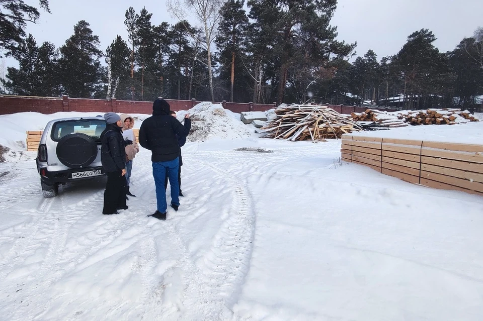 В Новосибирске в Заельцовском бору стали строить банный комплекс без разрешения. Фото: Евгений Шестернин