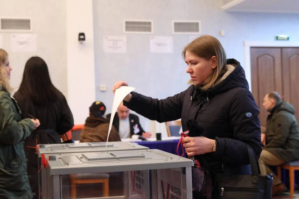 В Петербурге объяснили, зачем на избирательных участках стоят люди с QR-кодами.