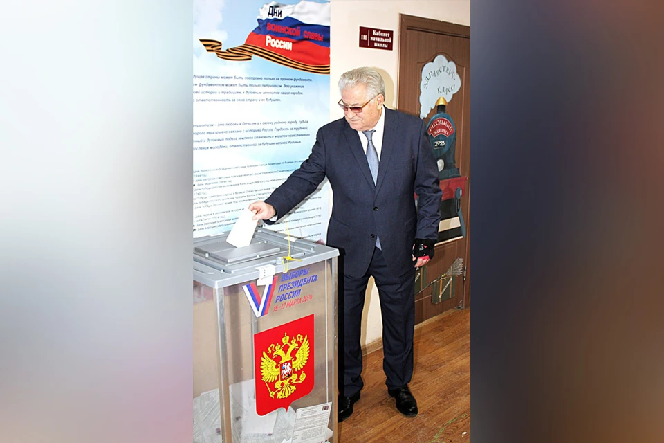 Председатель Самарской губернской думы, академик РАН Геннадий Котельников принял участие в голосовании по выборам президента России.