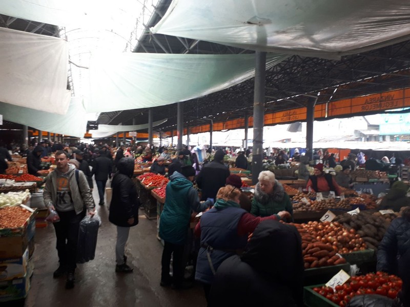 На Центральном рынке народу много, а вот торговля идет неважно.