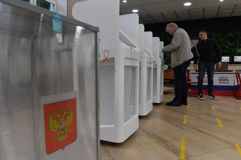 В Новосибирске девушка попыталась облить бюллетени зеленкой
