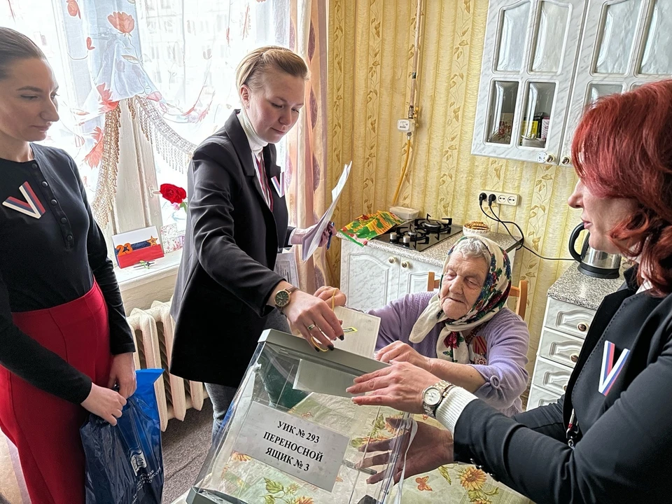 Северянам помогают проголосовать на дому. Фото: администрация ЗАТО Заозерск