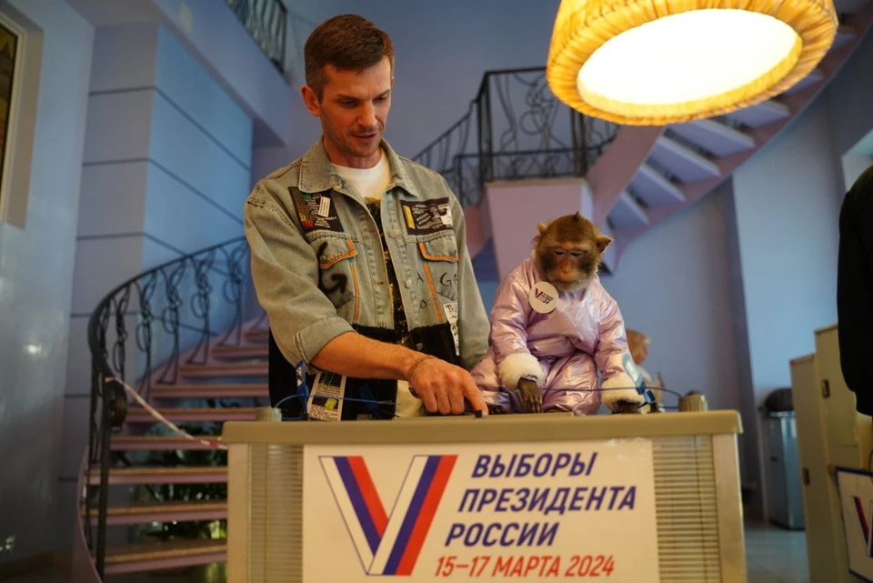 Самарец с необычным другом подняли настроение всем, кто находился на избирательном участке.