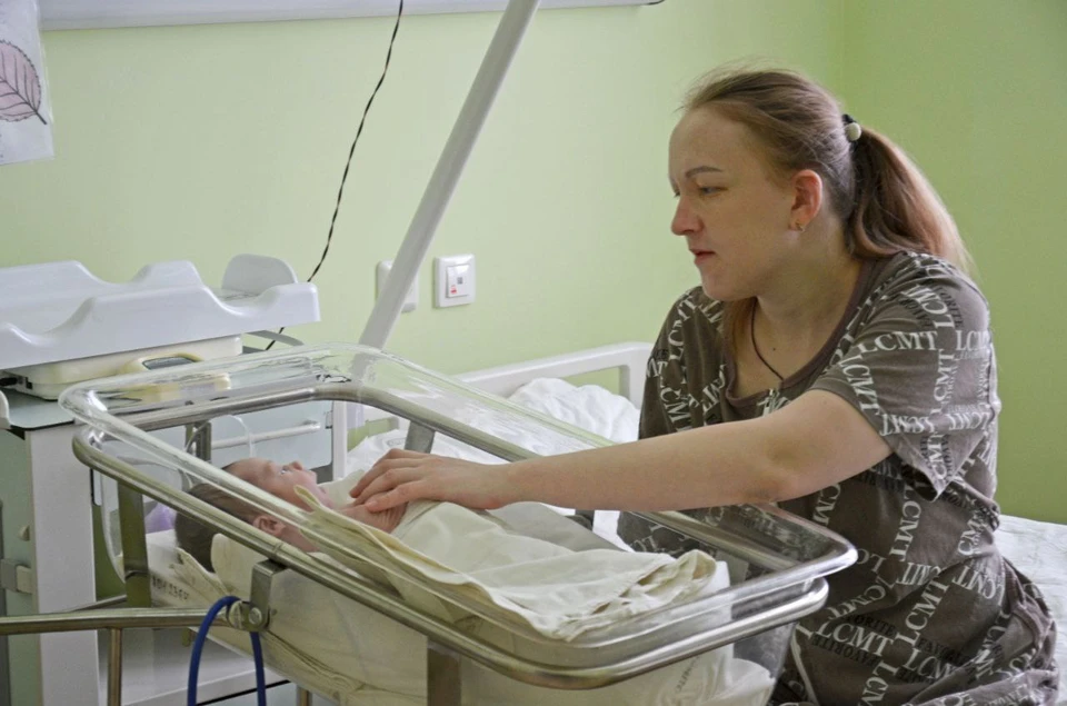 Молодые мамы проголосовали прямо в палате