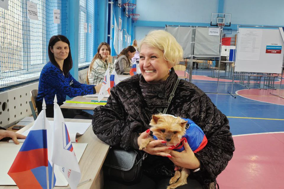 Наталия взяла Счастливчика на избирательный участок. Фото: Избирком Санкт-Петербурга.