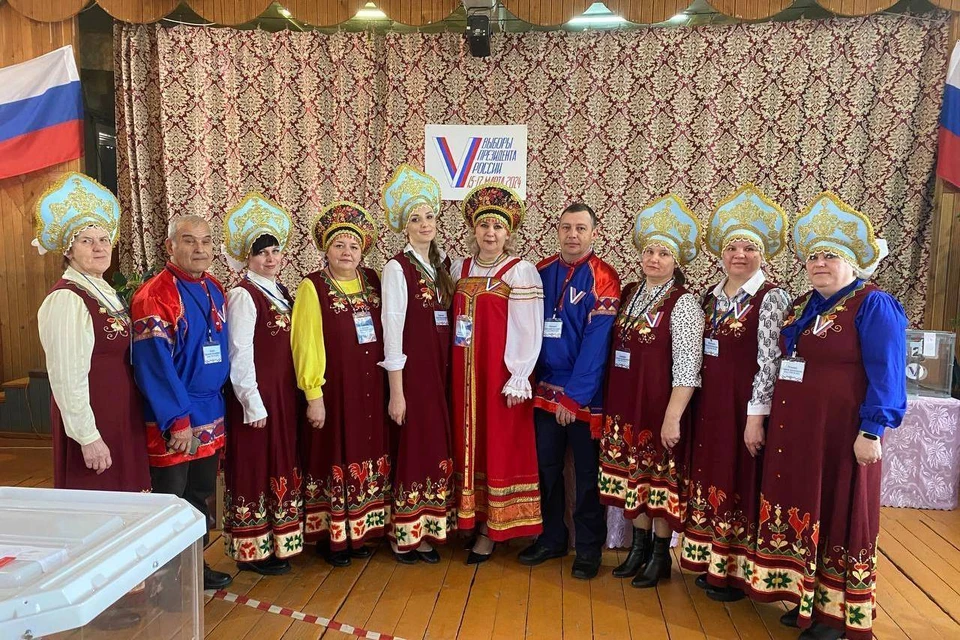 Комиссия встретила избирателей Воскресенского района в тематических костюмах. Фото: Областная избирательная комиссия