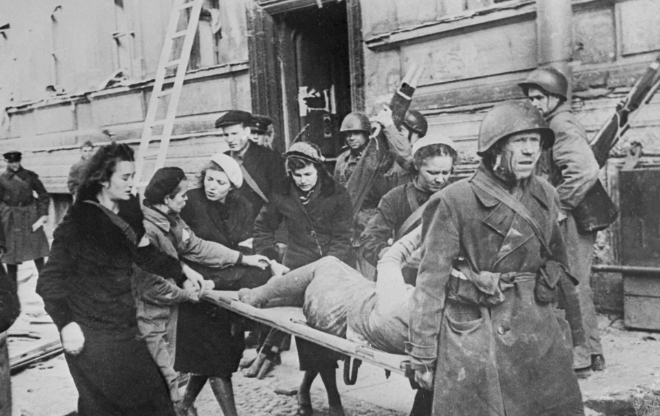 Ленинград, весна 1943 года. Бойцы местной противовоздушной обороны, эвакуирующие пострадавших после авианалета. Фото: Павел Федотов/ТАСС