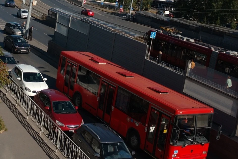 Салон автобуса украсят в праздничном стиле.