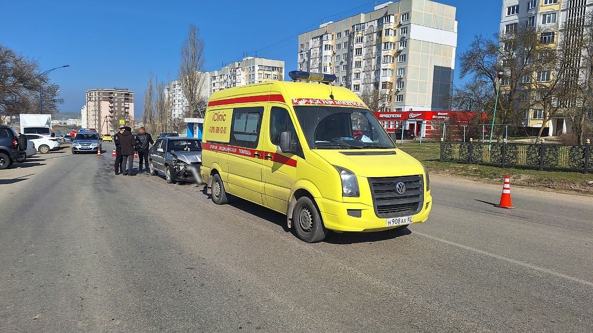 В Керчи Chery врезался в скорую: пострадал пассажир легковушки - KP.RU