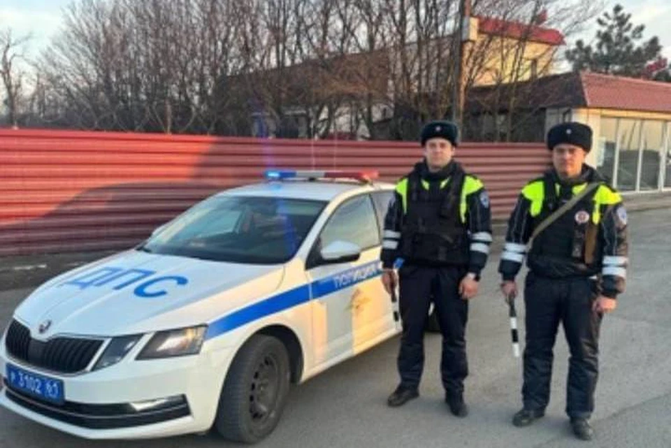 Под Ростовом полицейские помогли водителю, которому стало плохо за рулем. Фото: ГИБДД по РО