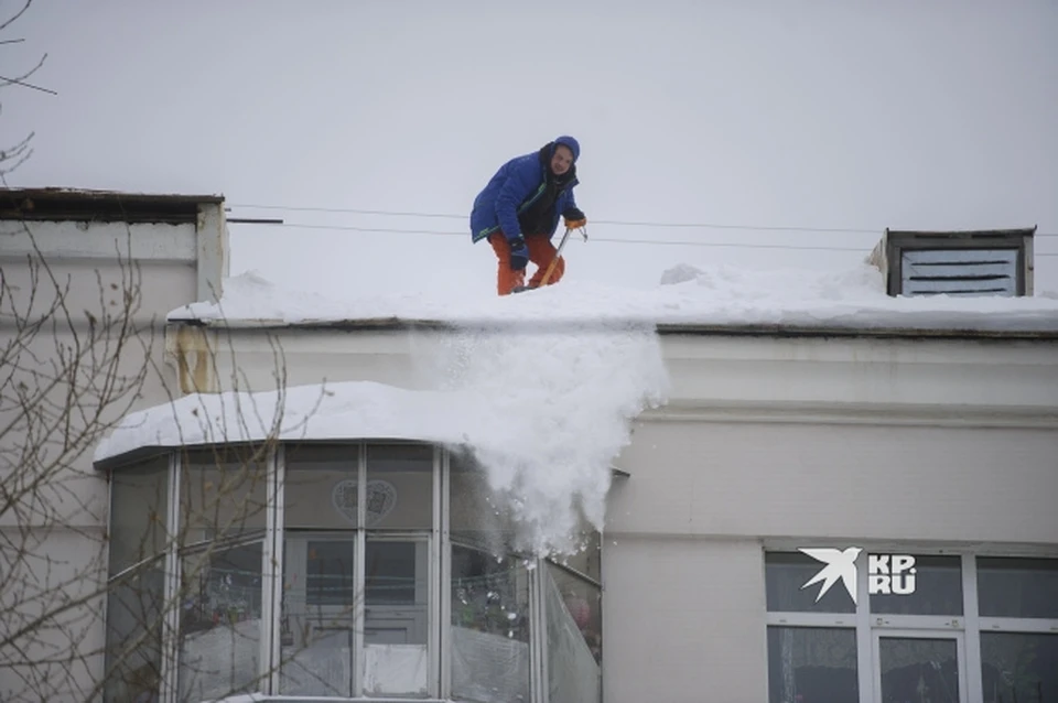 В связи с потеплением в Свердловской области усилят работу по очистке крыш от снега