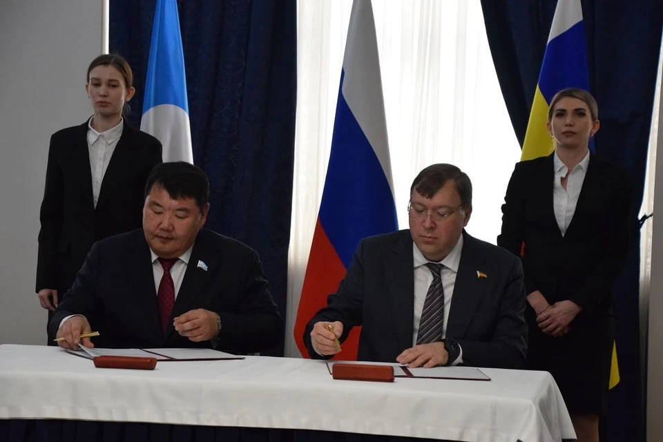 Подписи под соглашением о сотрудничестве поставили Александр Ищенко и Алексей Еремеев.