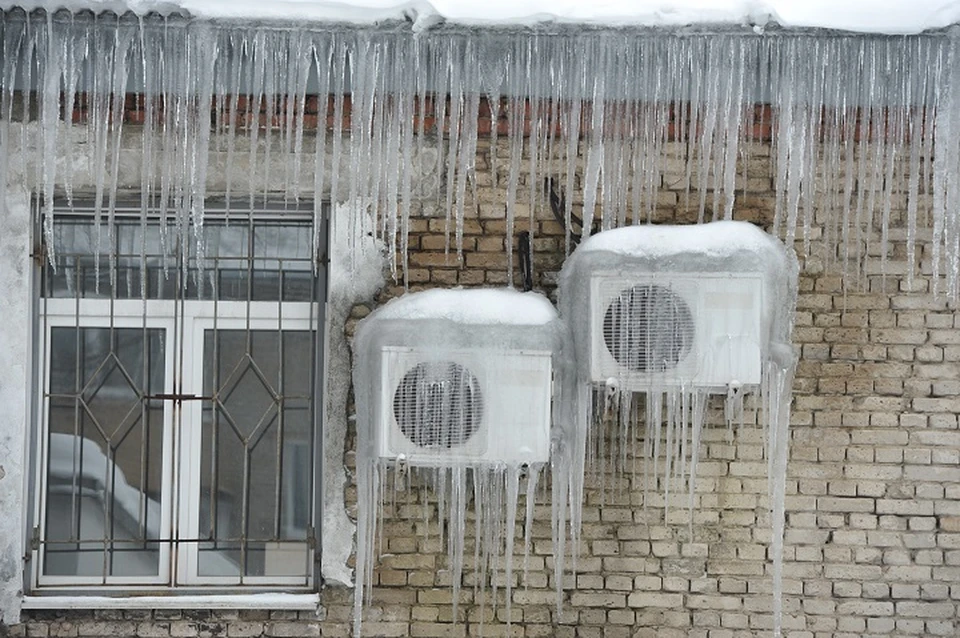 Прокуратура Комсомольска-на-Амуре начала проверку по факту падения льда с крыши