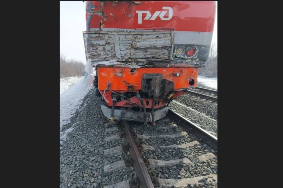 В результате аварии локомотив сошел с рельс одной колесной парой. Фото: Уральская транспортная прокуратура