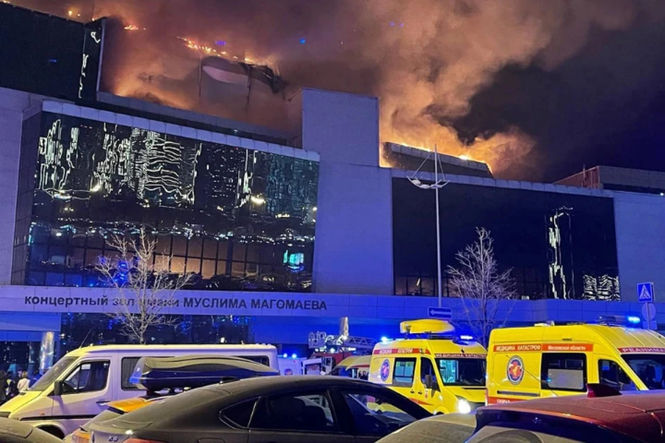 Террористы в камуфляже устроили стрельбу в концертном зале перед концертом группы «Пикник», а потом в здании начался пожар.
