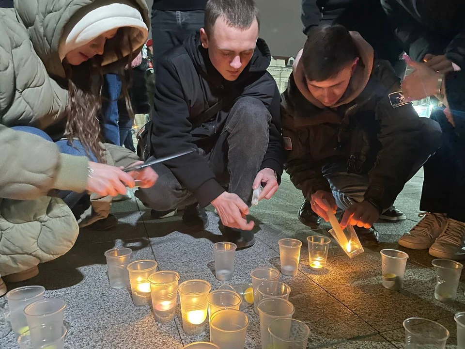 Симферопольцы зажгли свечи на площади Ленина. Фото: "Крым 24"