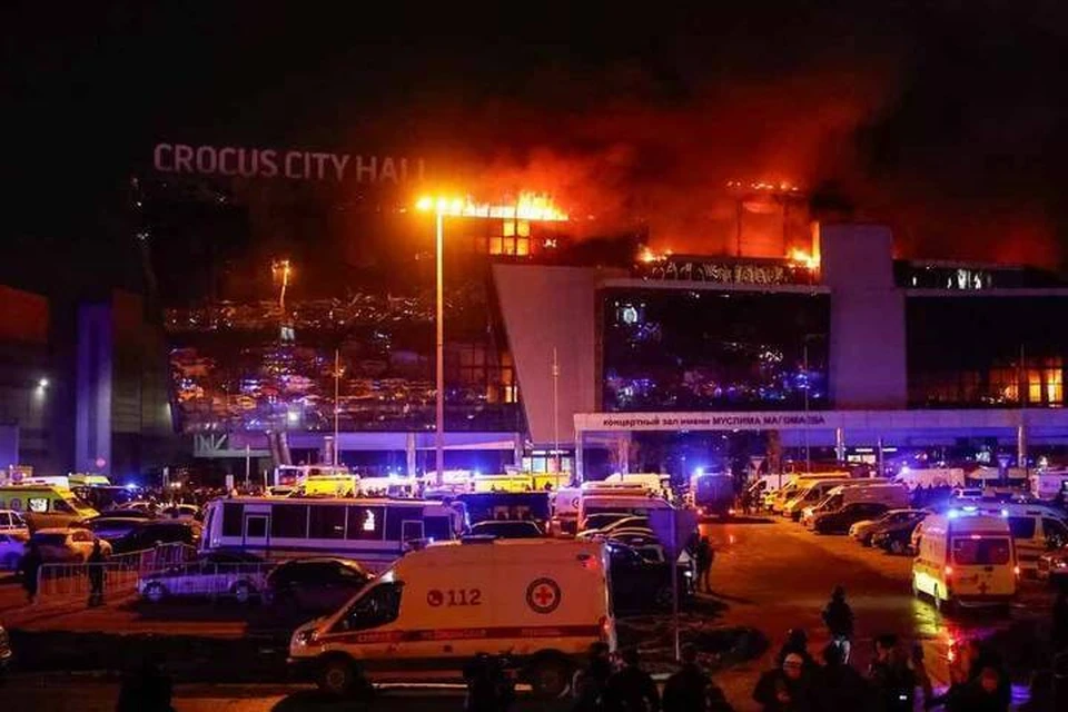 После расстрела в концертном зале начался пожар. Фото: REUTERS