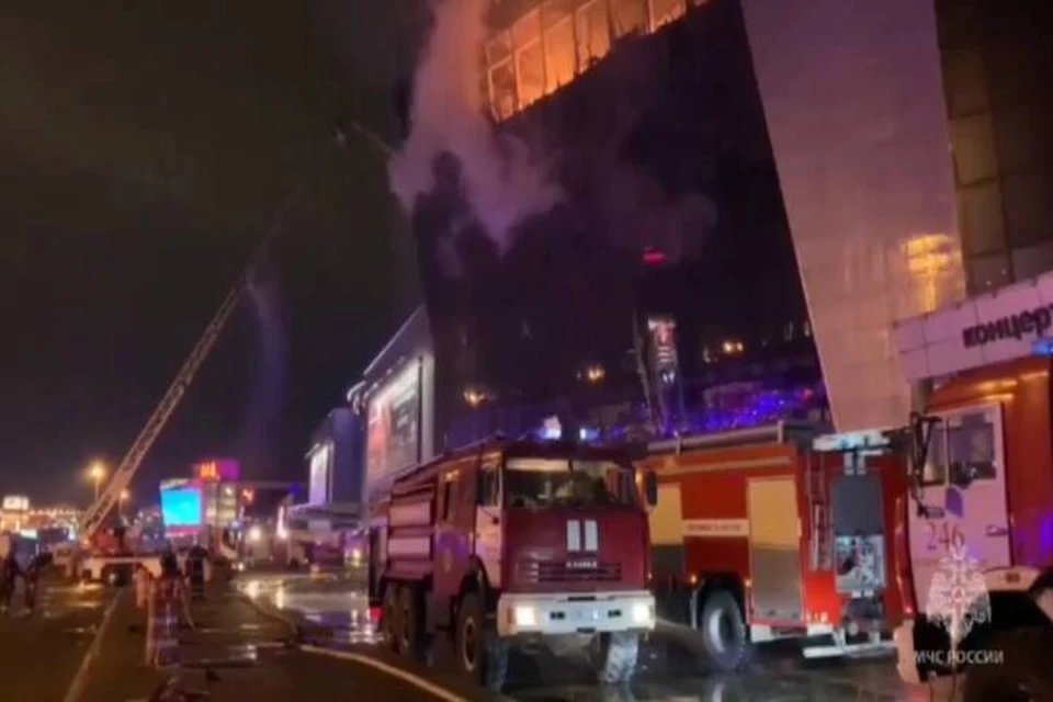 После кровавой расправы в здании начался пожар. Фото: МЧС России