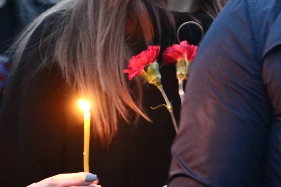Жители Иркутска несут цветы к стихийному мемориалу жертвам теракта в Москве
