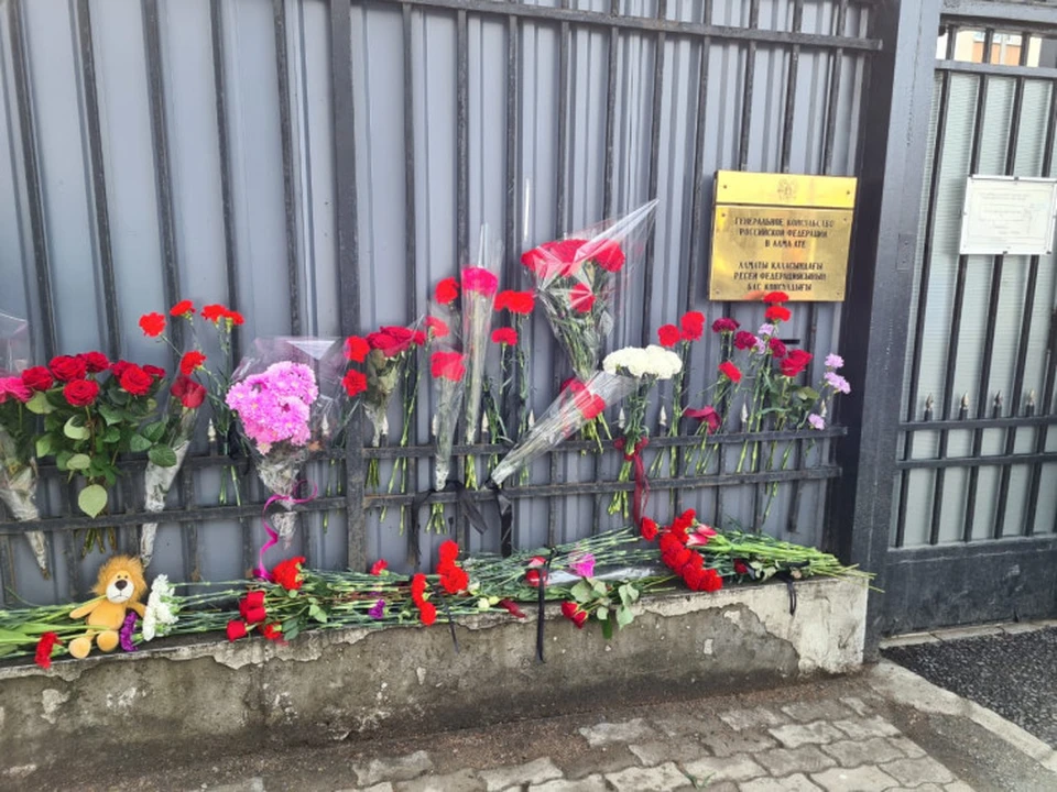 К посольству России в Казахстане несут цветы. Фото: https://tengrinews.kz/