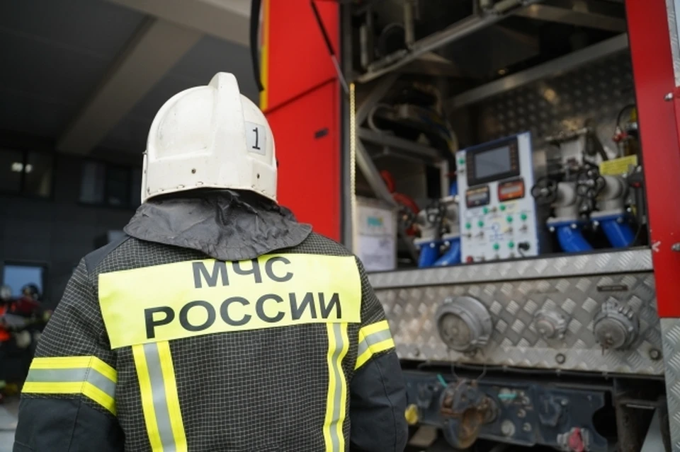 В атакованном здании разгорелся пожар, рядом находились дети из Ростовской области.