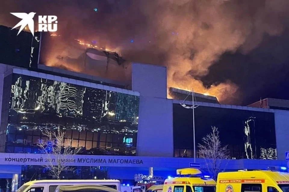 Террористы не только расстреляли людей, но и подожгли здание.