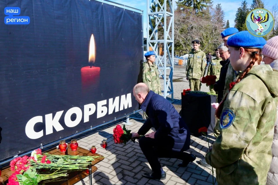 Стихийный мемориал образовался 23 марта на центральной площади Горно-Алтайска