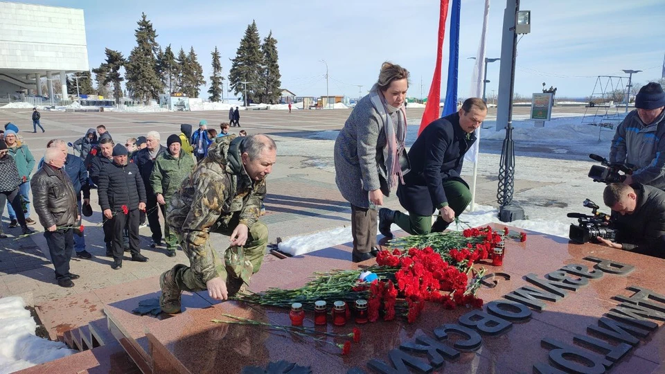 Ульяновцы несут гвоздики и розы к мемориалу памяти жертв теракта