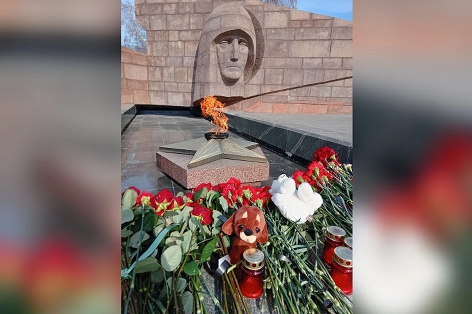 Самарцы приходят на площадь Славы, чтобы почтить память погибших в теракте в "Крокусе"